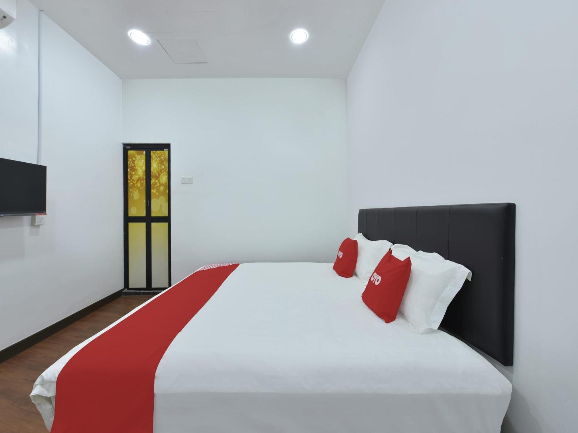 Oyo 90869 Hotel Madeena Inn Sepang Exteriör bild