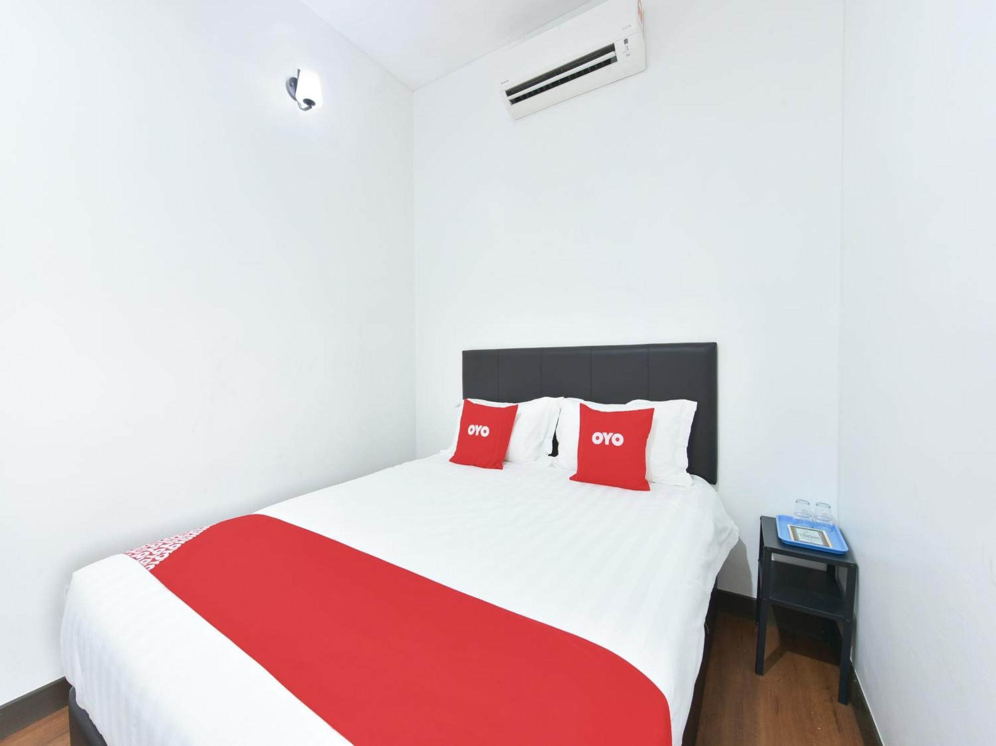 Oyo 90869 Hotel Madeena Inn Sepang Exteriör bild