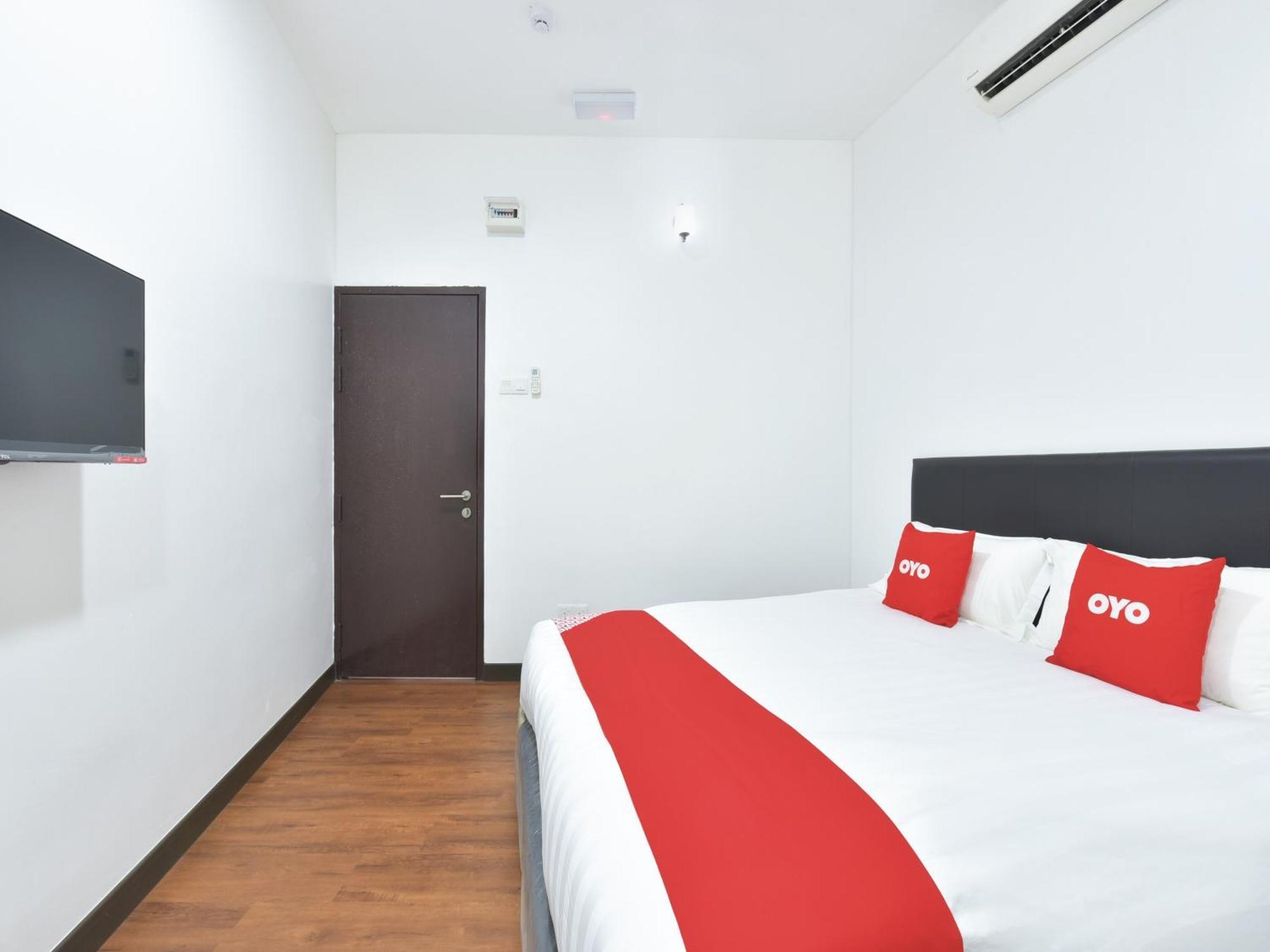 Oyo 90869 Hotel Madeena Inn Sepang Exteriör bild