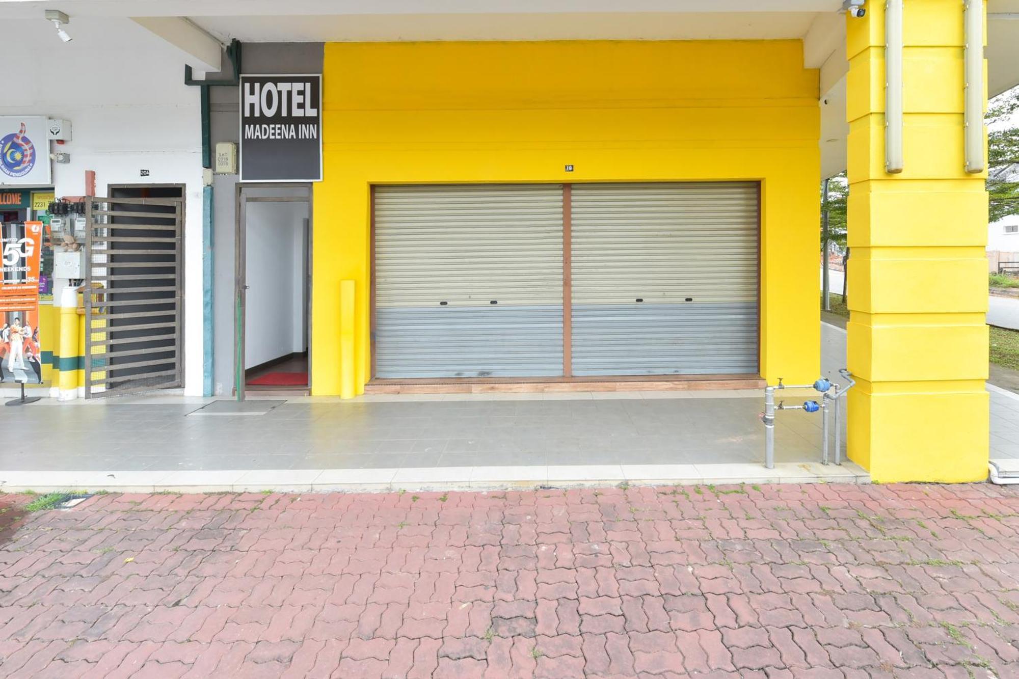 Oyo 90869 Hotel Madeena Inn Sepang Exteriör bild